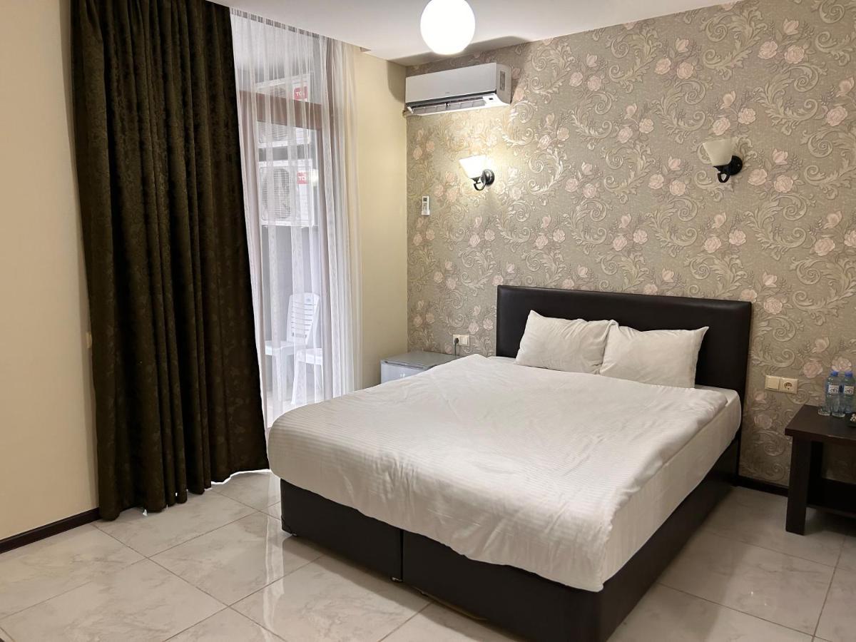 Zeyton Hotel Батуми Екстериор снимка