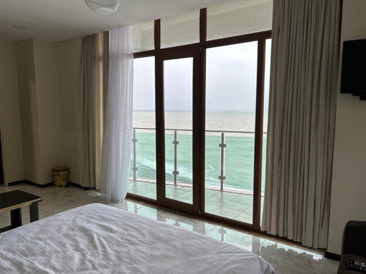 Zeyton Hotel Батуми Екстериор снимка