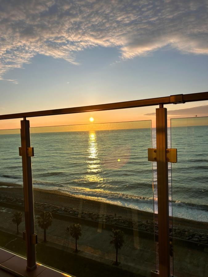 Zeyton Hotel Батуми Екстериор снимка